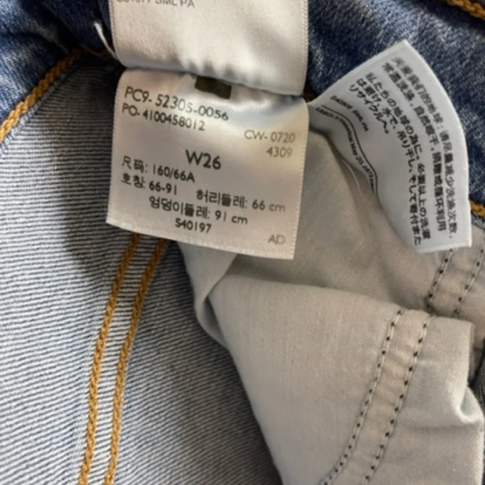 Levi's • 'Wedgie' Skinny Jean • Blue Distressed • 26 - Picture 11 of 13